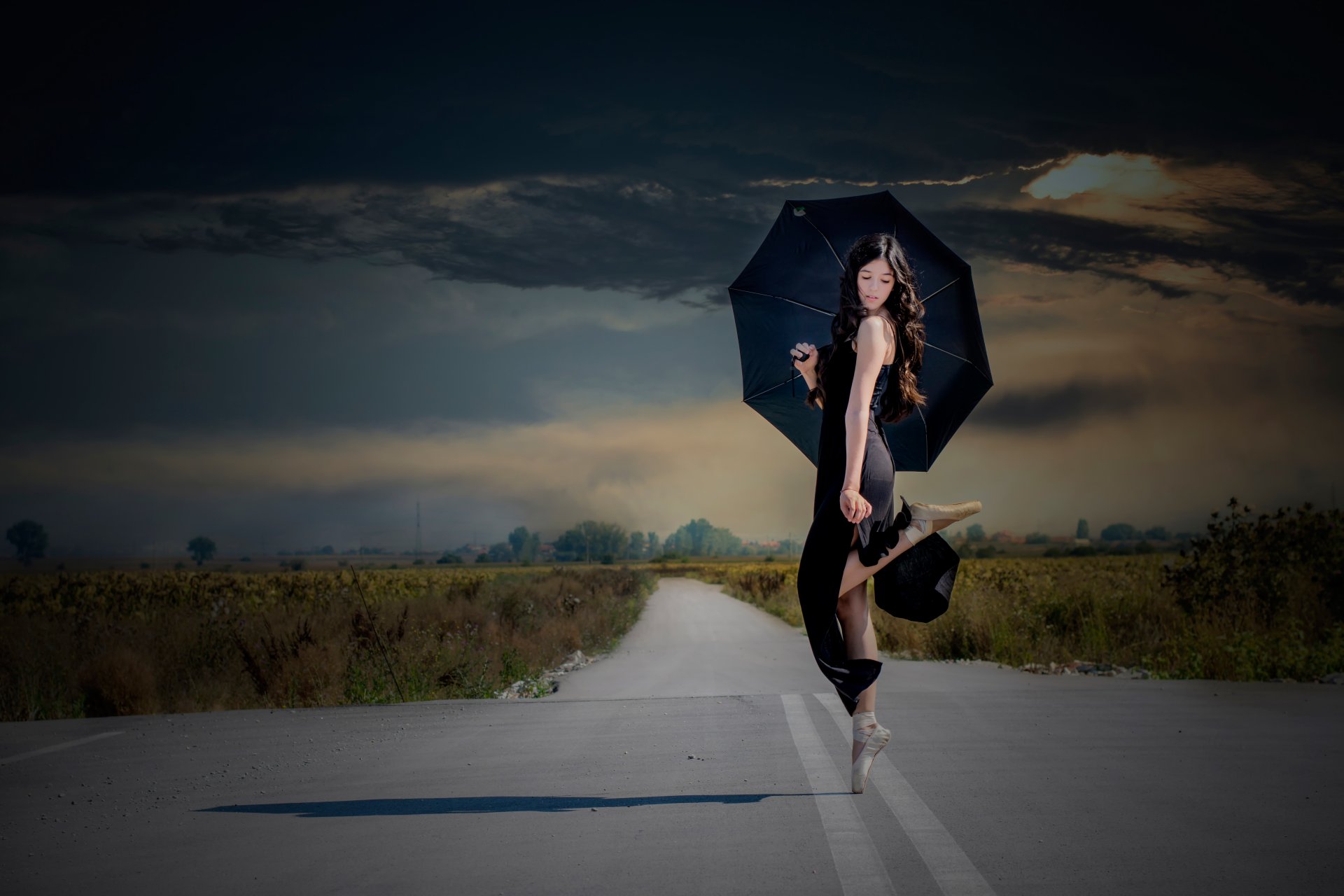 un danseur de ballet chaussures de ballet la route le parapluie la danse la jeune fille les nuages