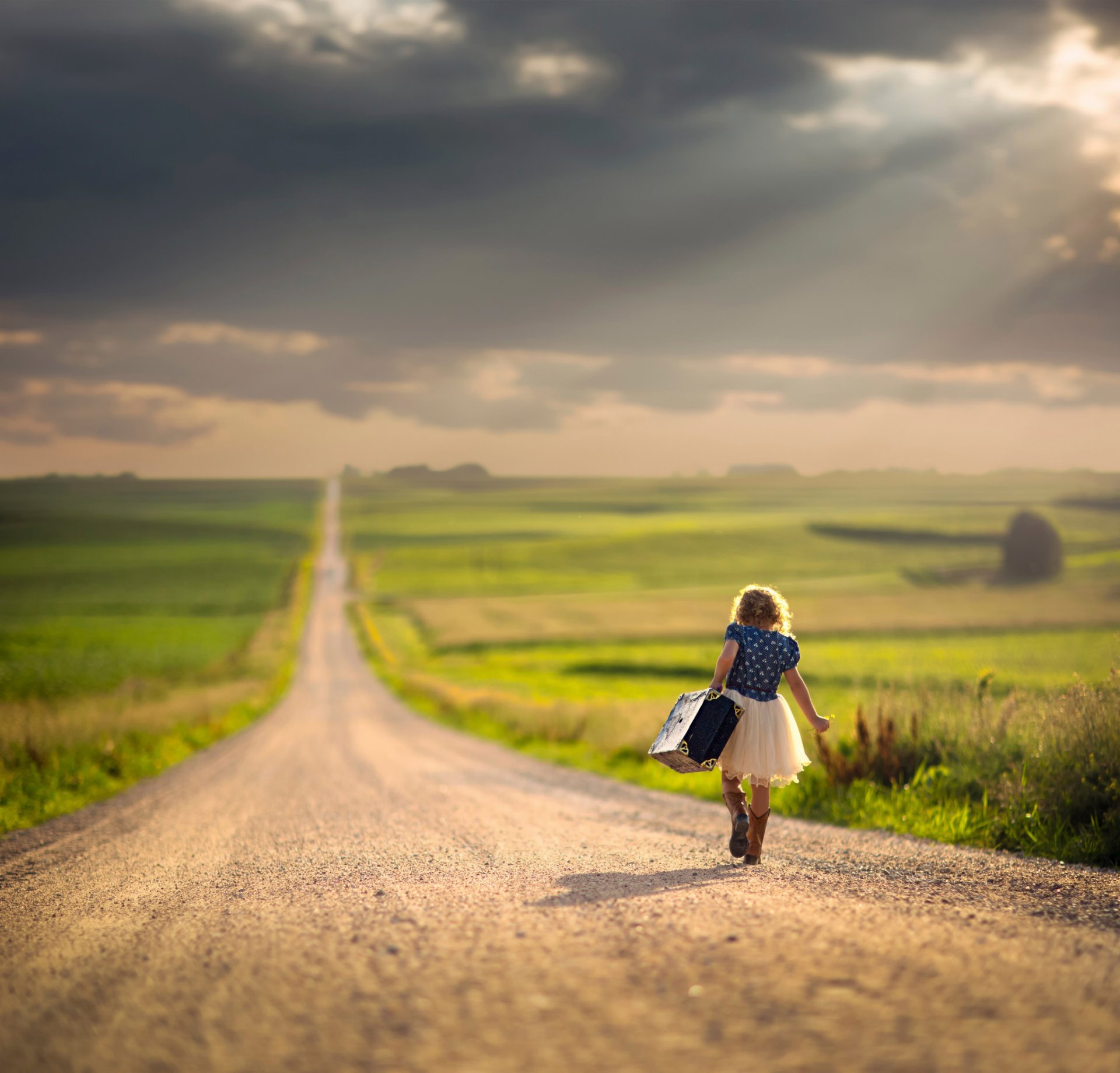 niña maleta camino espacio camino