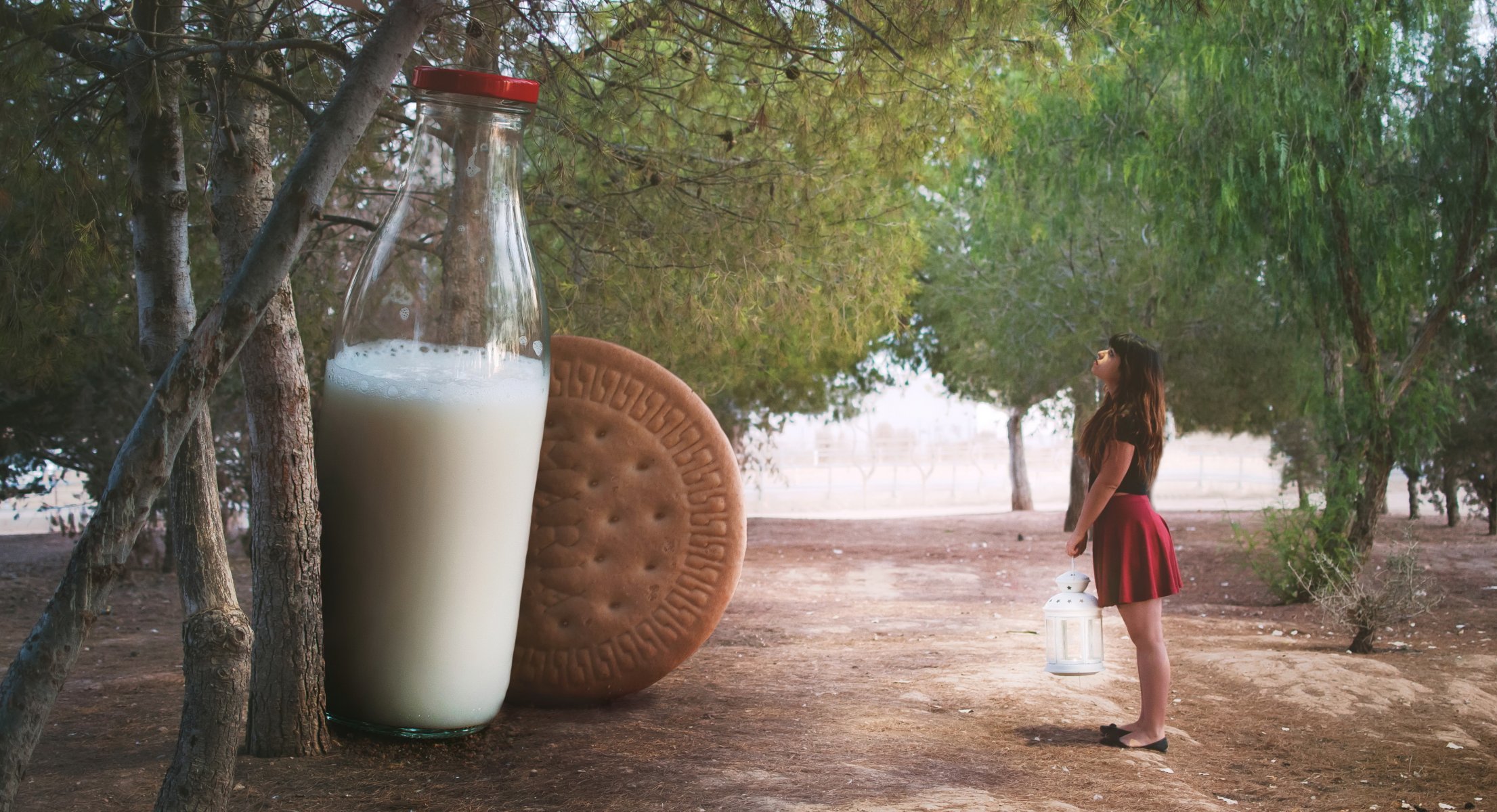 ragazza latte biscotti