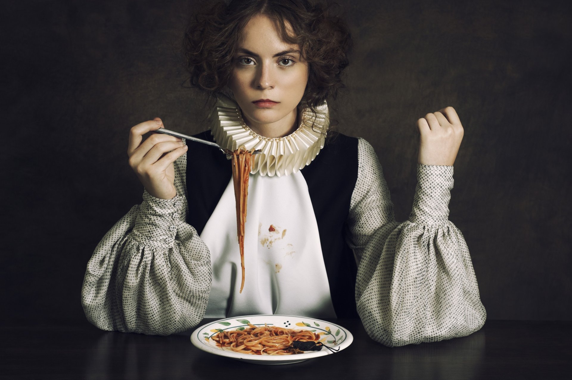 portrait jeune fille déjeuner spaghetti le regard l humour l ironie