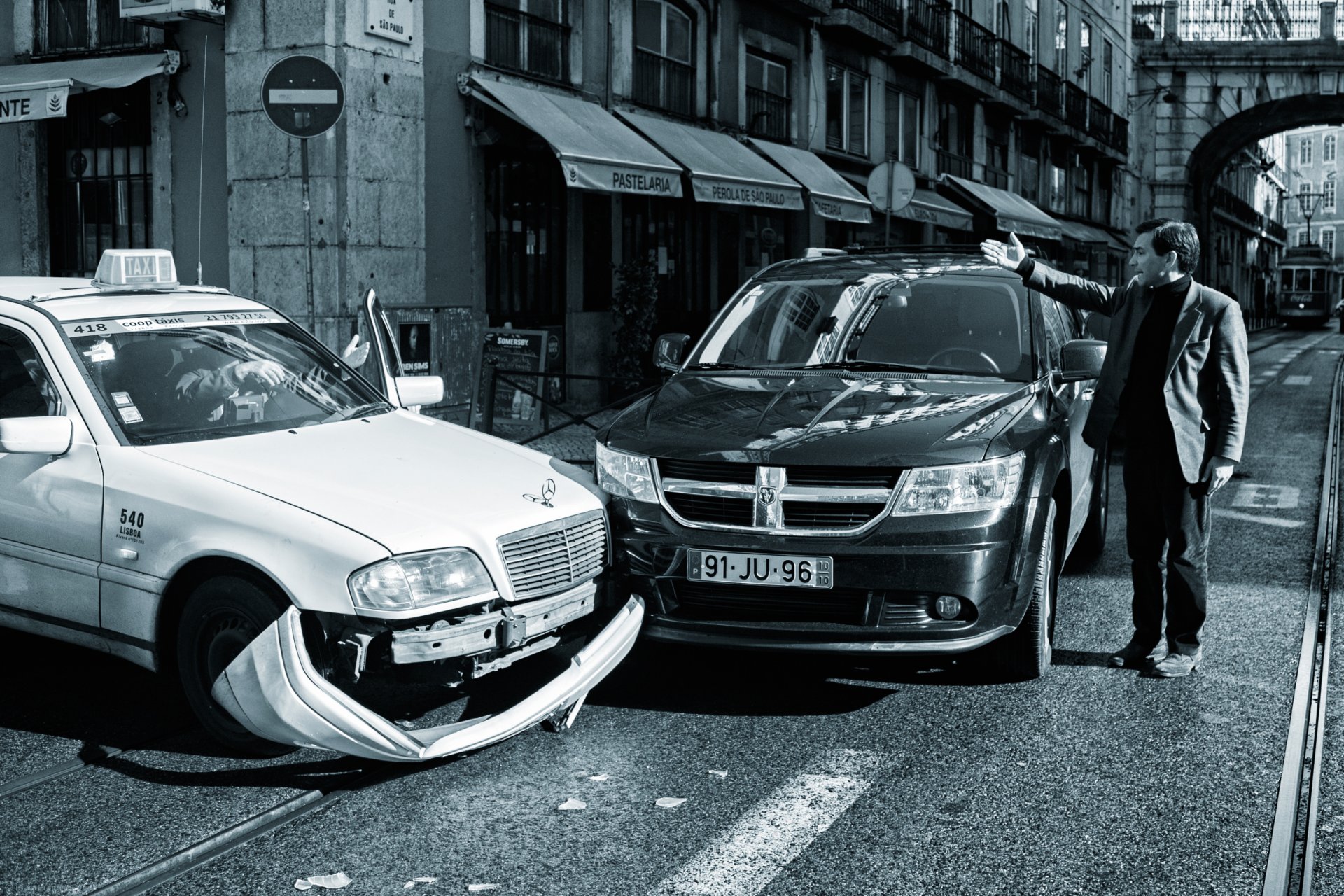 accident town street taxi mercedes dodge gesture mat got on the head