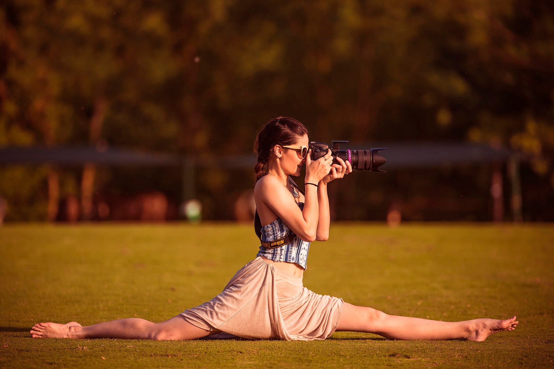 la jeune fille le photographe lunettes de soleil appareil photo de la ficelle