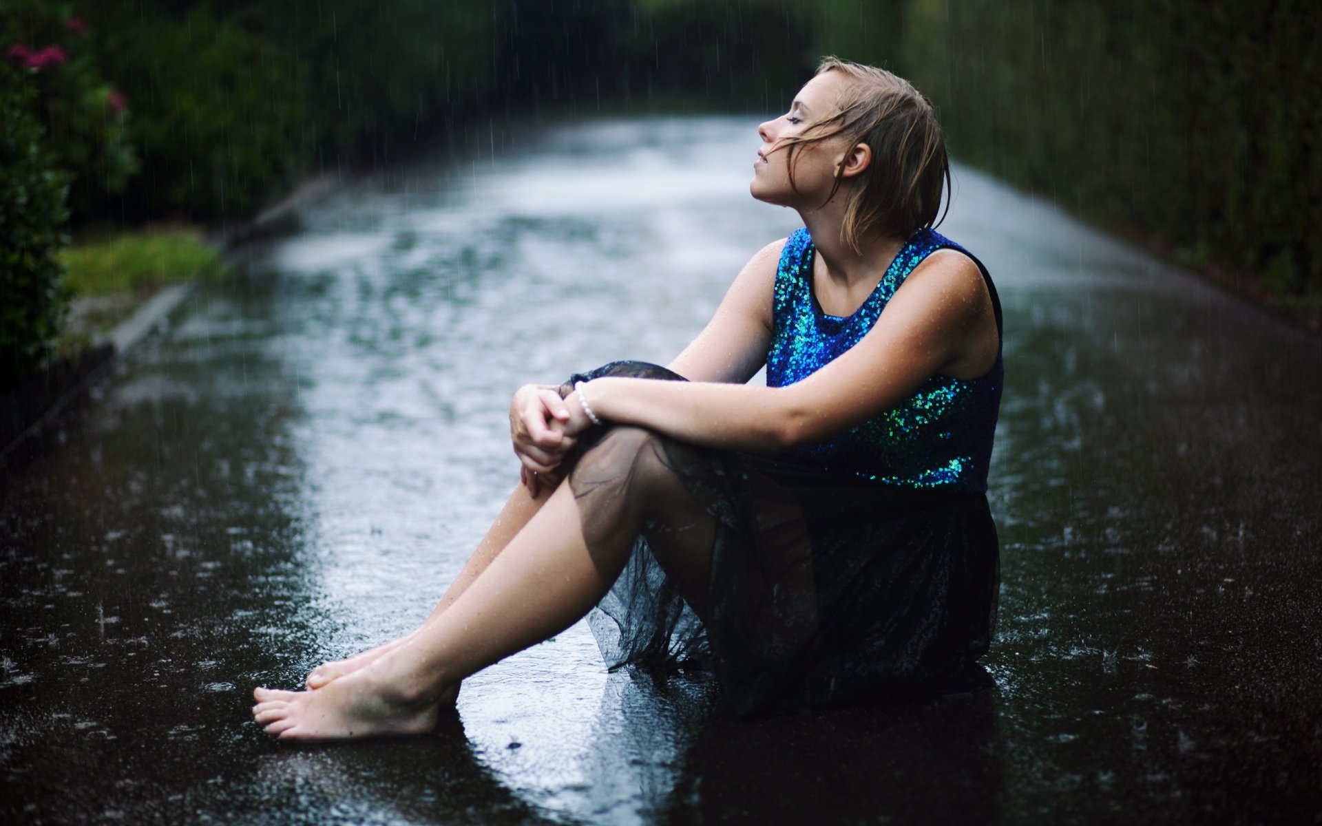 la jeune fille la route la pluie l ambiance