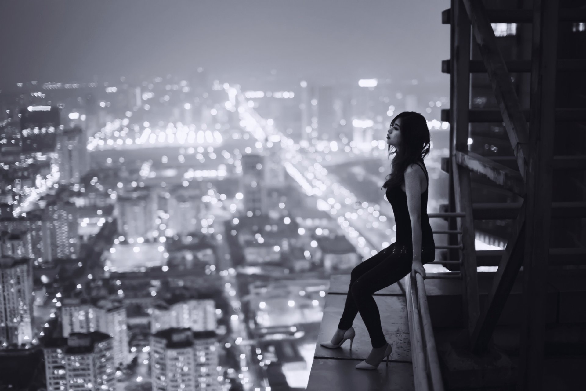 la tristesse la solitude la tristesse la jeune fille le toit la hauteur la ville la nuit vietnam