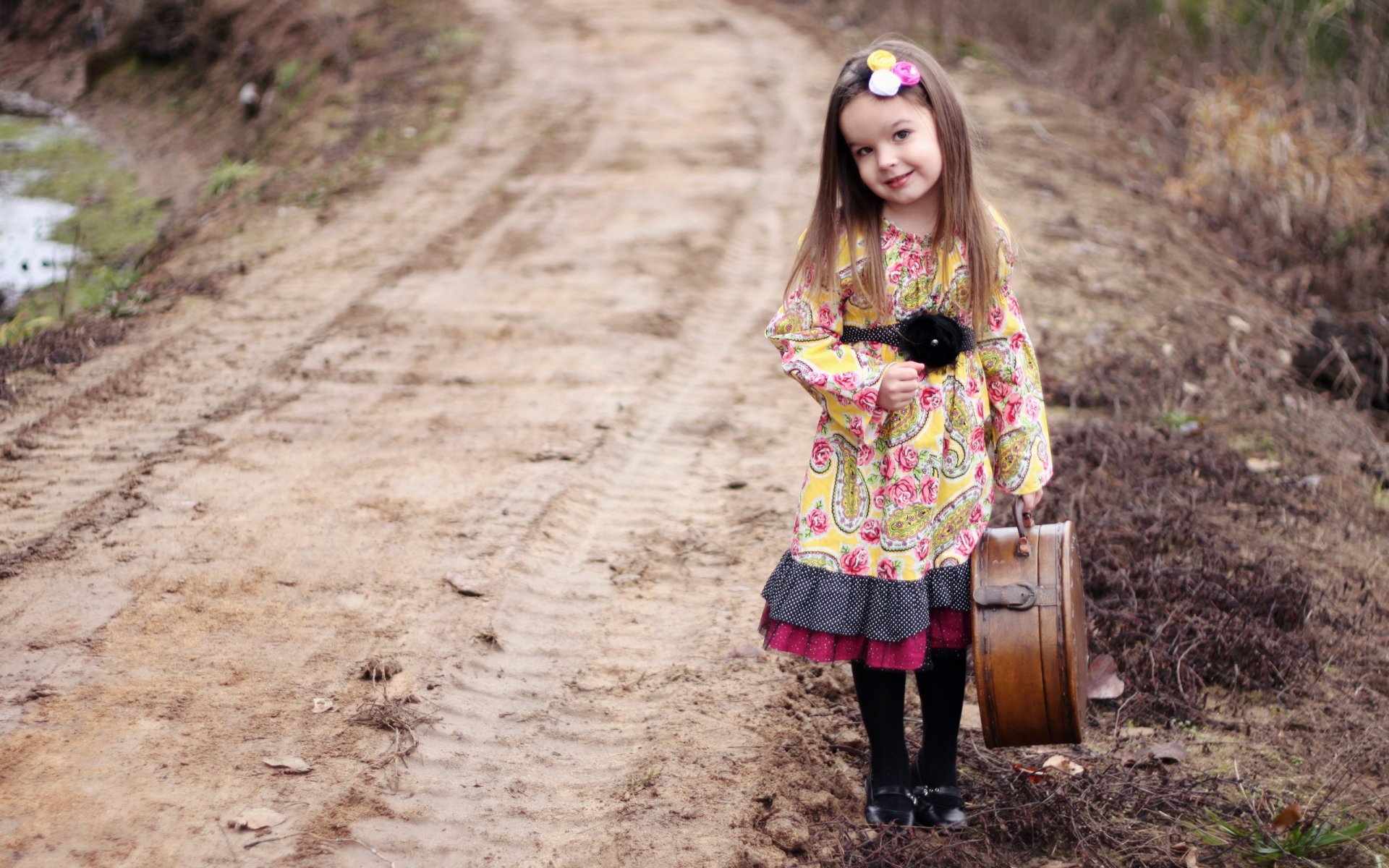 la fille une valise à la route de l humeur