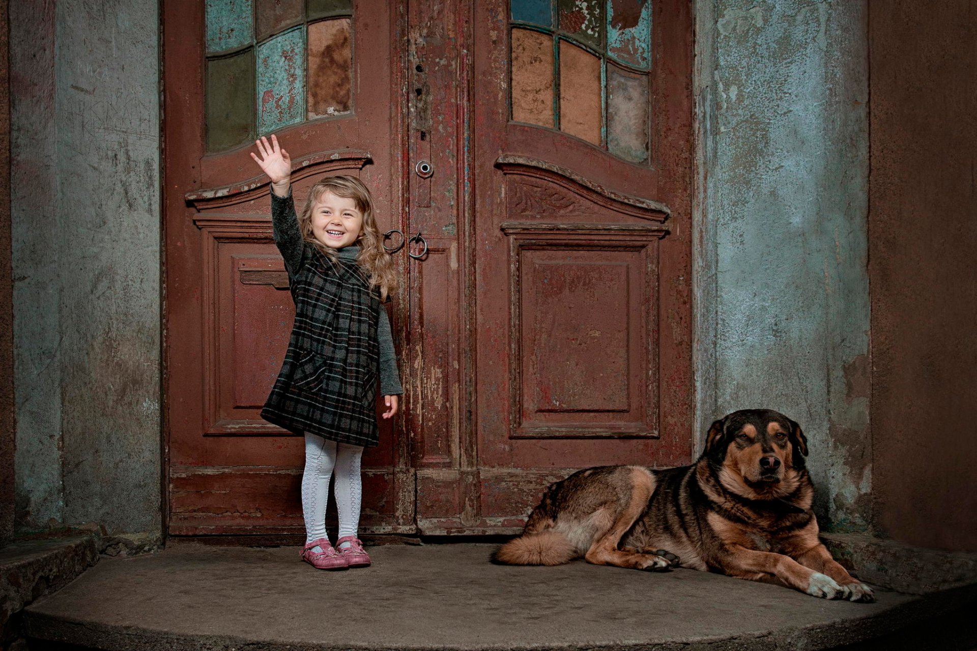 ragazza gioia risate porta cane