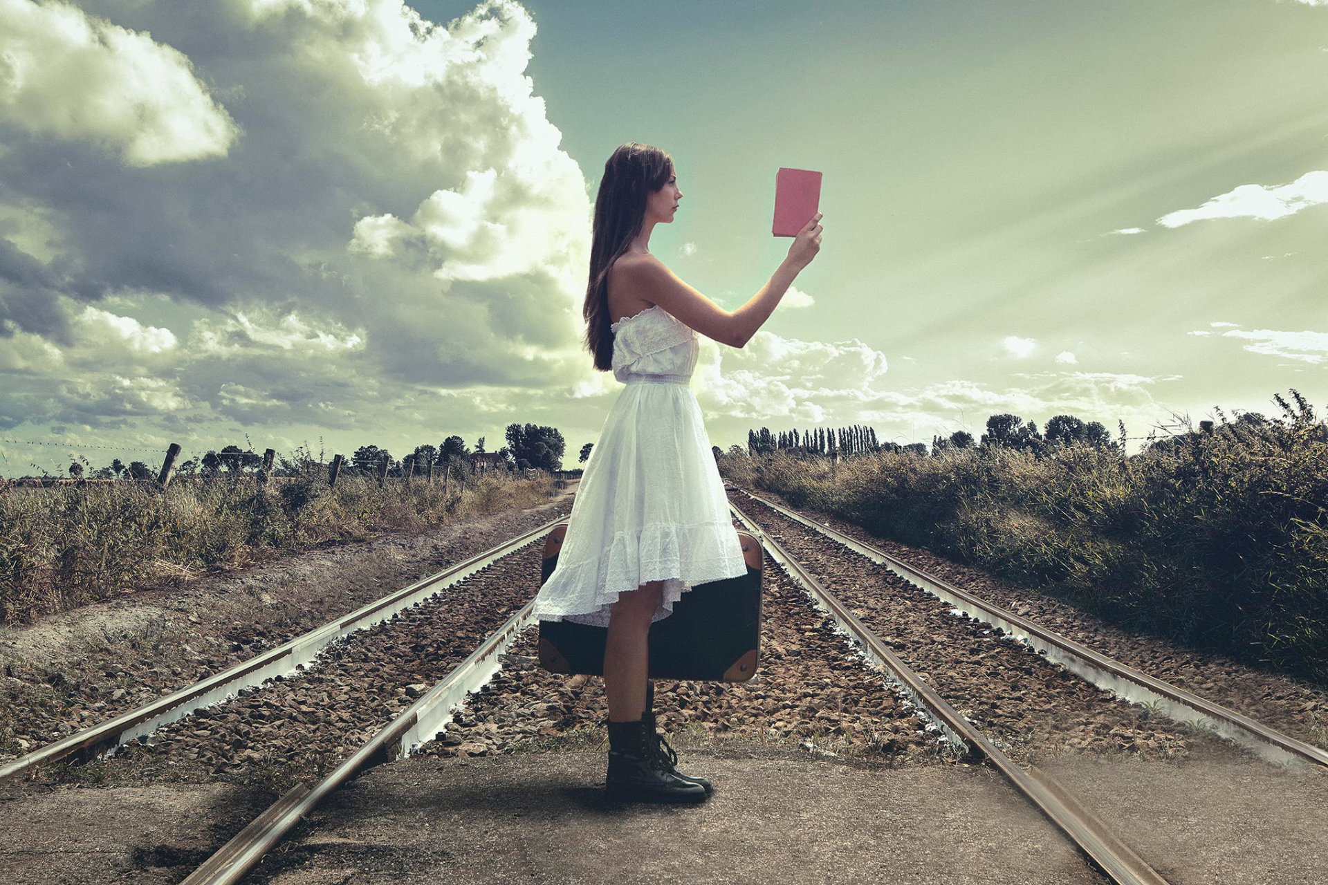 ferrocarril rieles chica maleta guía de viaje