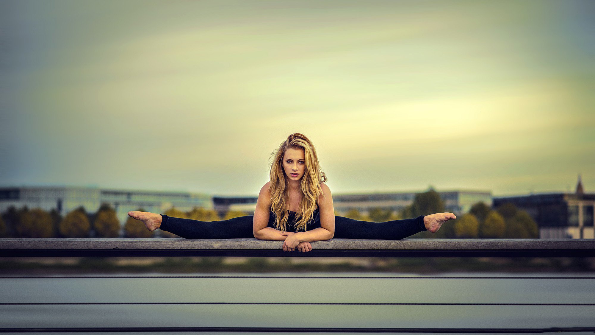 bionda vista ginnastica stretching flessibilità spago ringhiera sfondo cielo