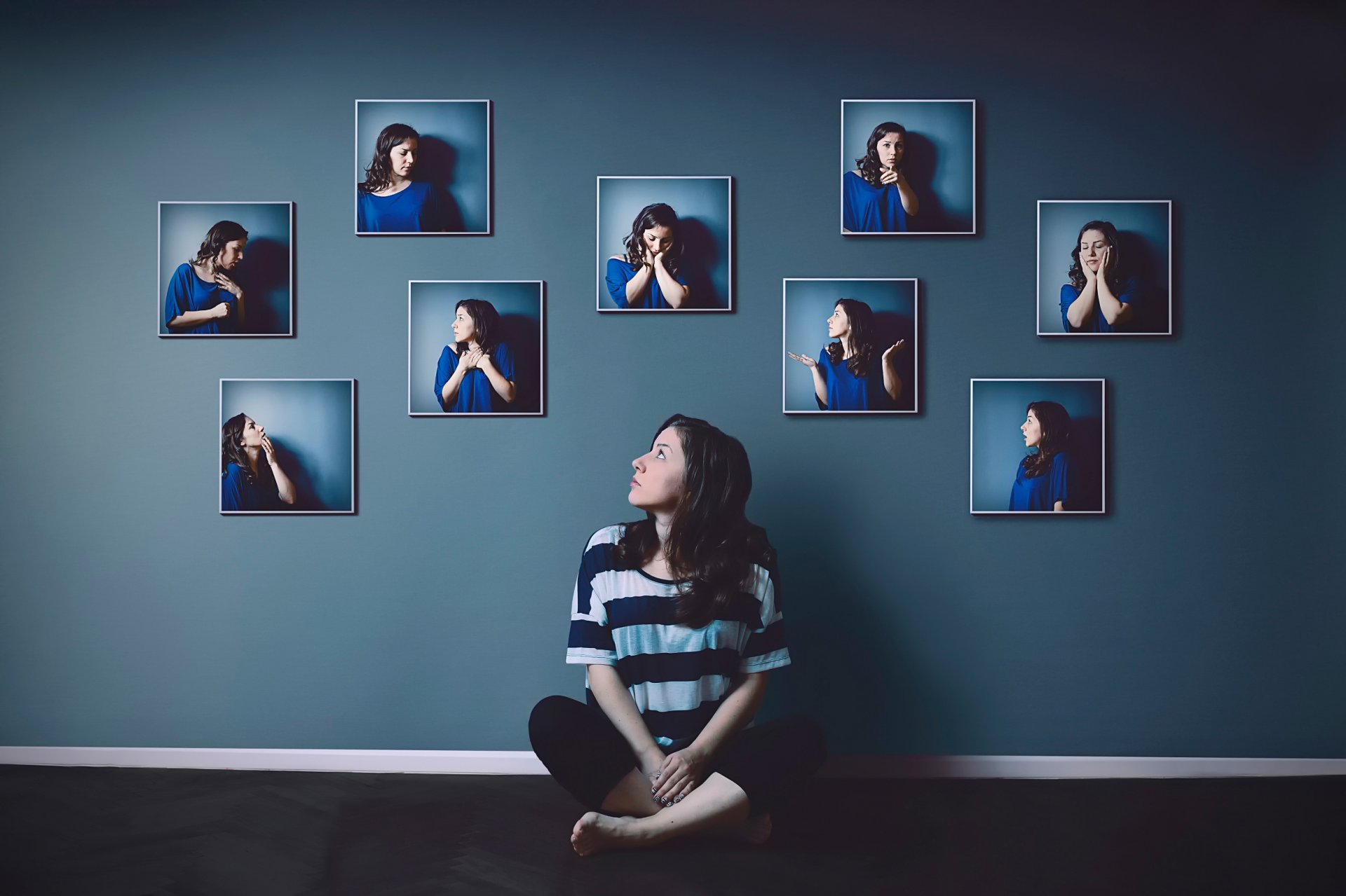 la jeune fille un mur des photos des portraits des émotions des gestes