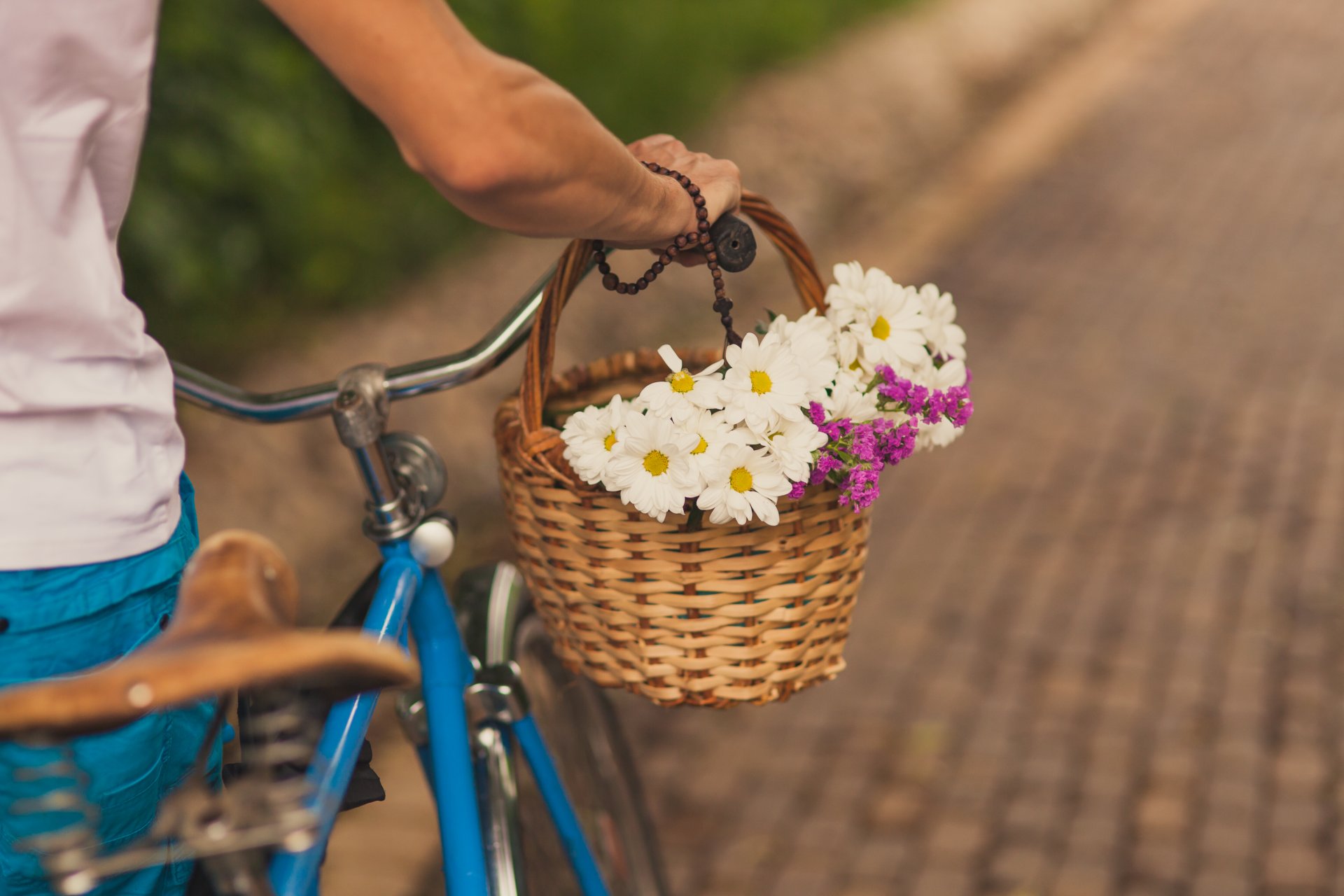 fleurs romance vélo panier