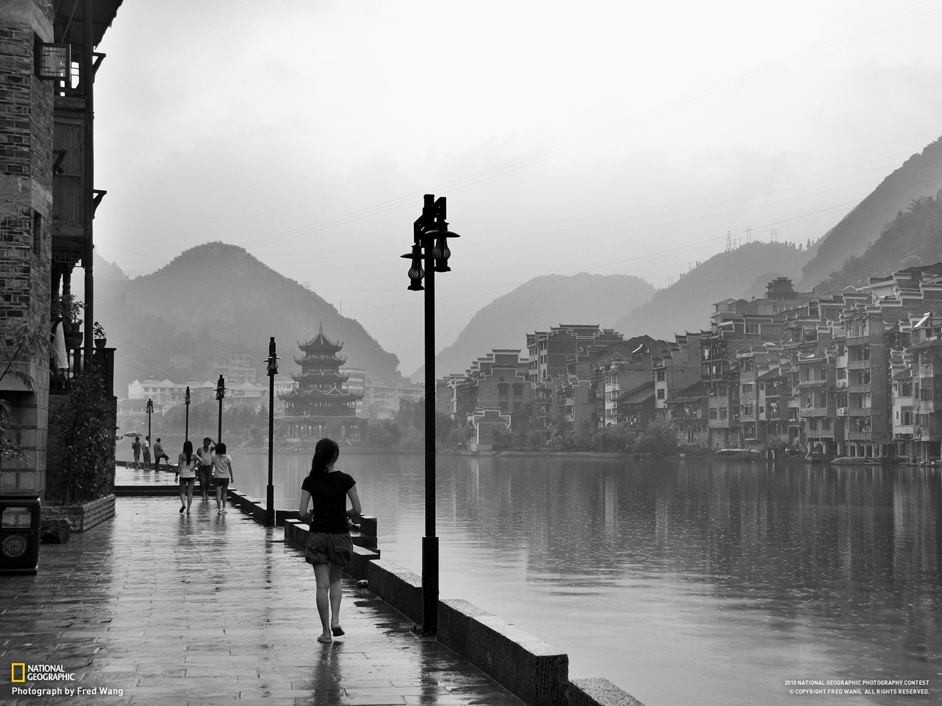 fred wang national geographic china mädchen regen fluss hügel häuser schwarz und weiß