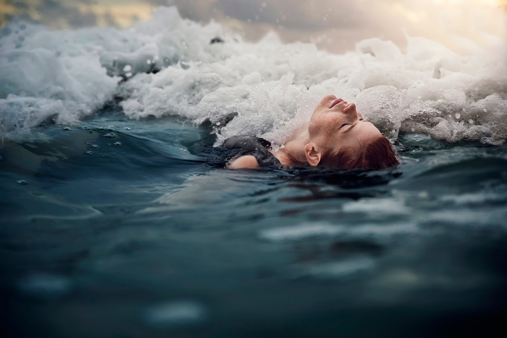 le surf la mousse la jeune fille taches de rousseur humide