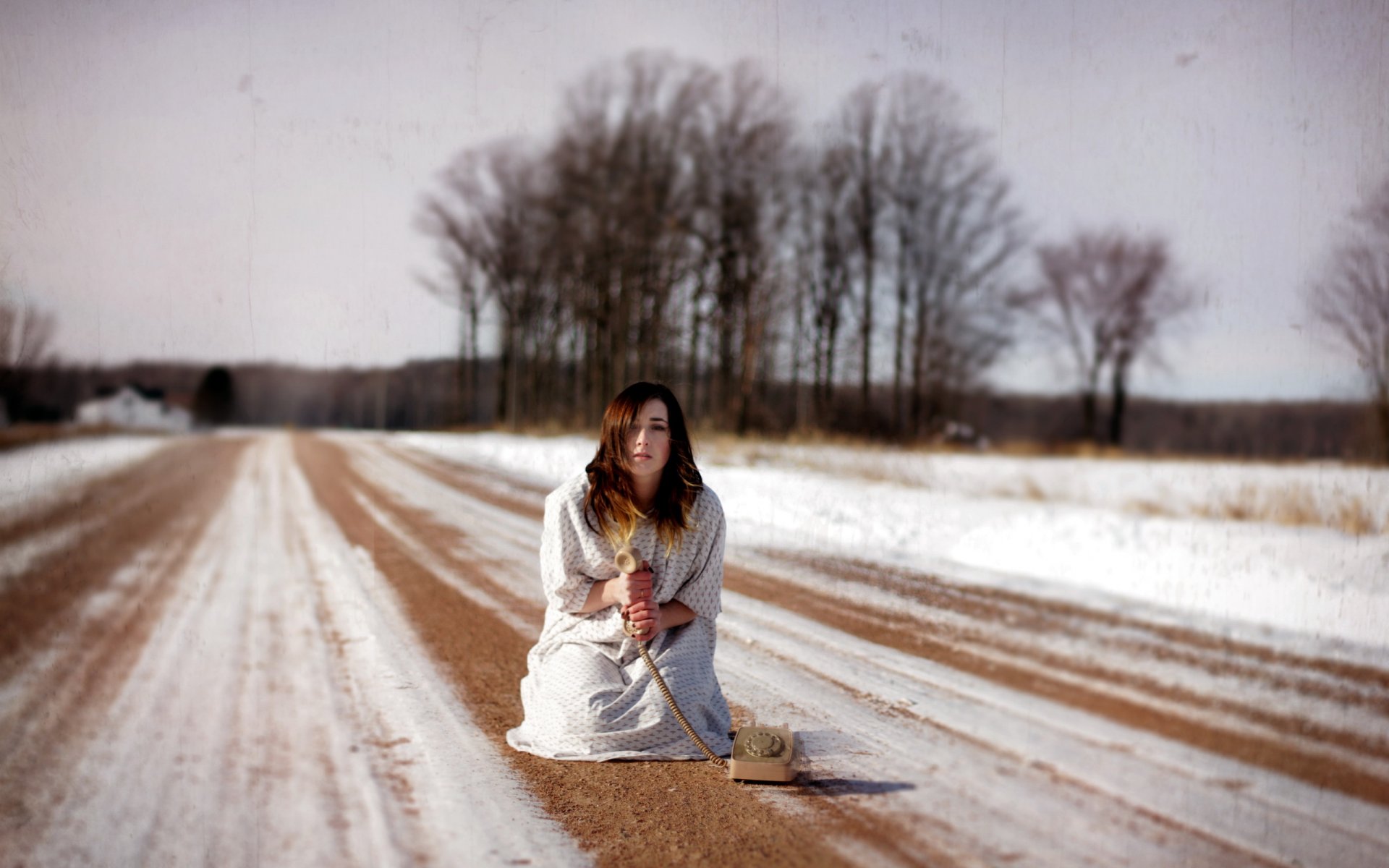 la jeune fille la route d un téléphone d humeur