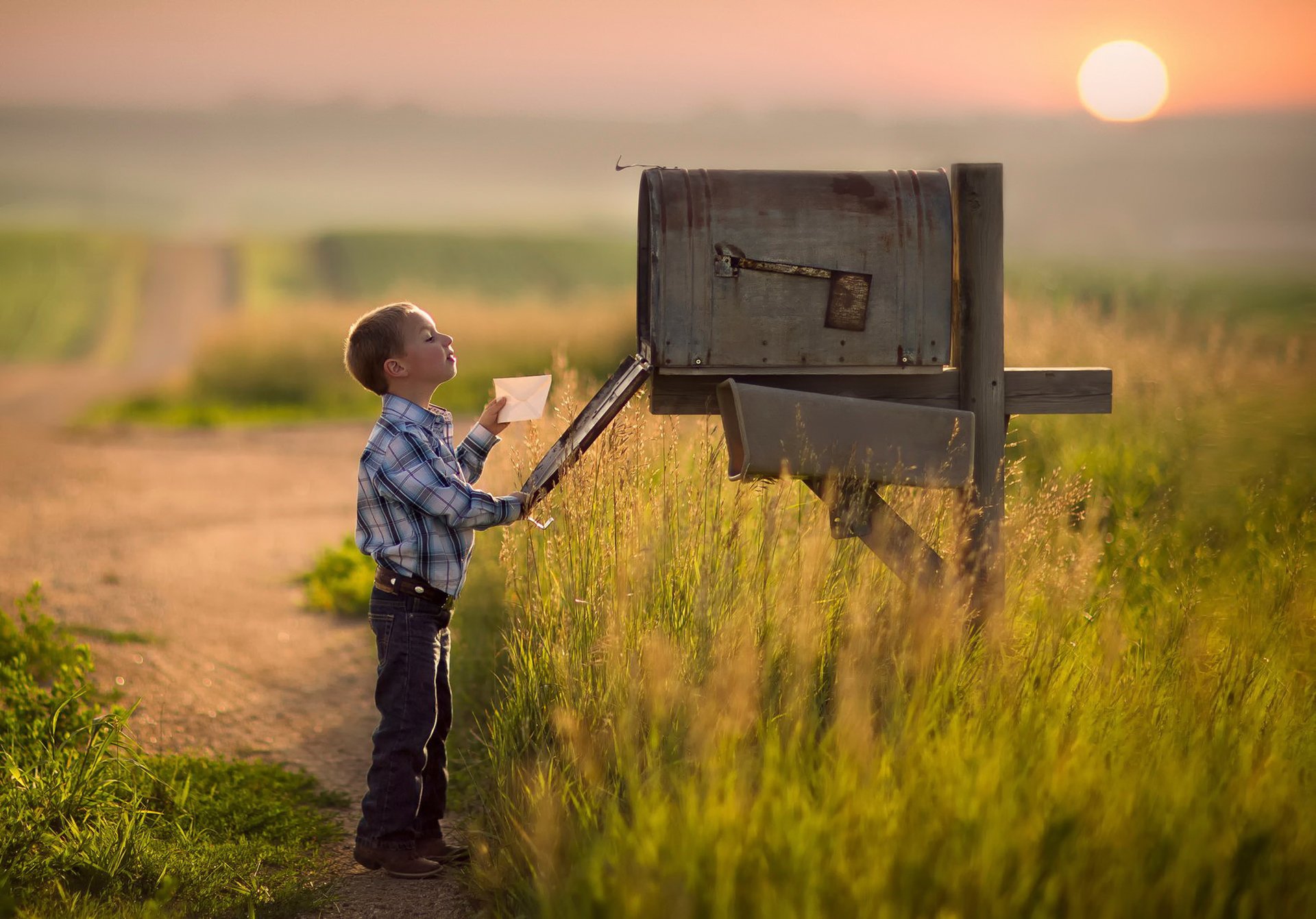 garçon une lettre une boîte aux lettres