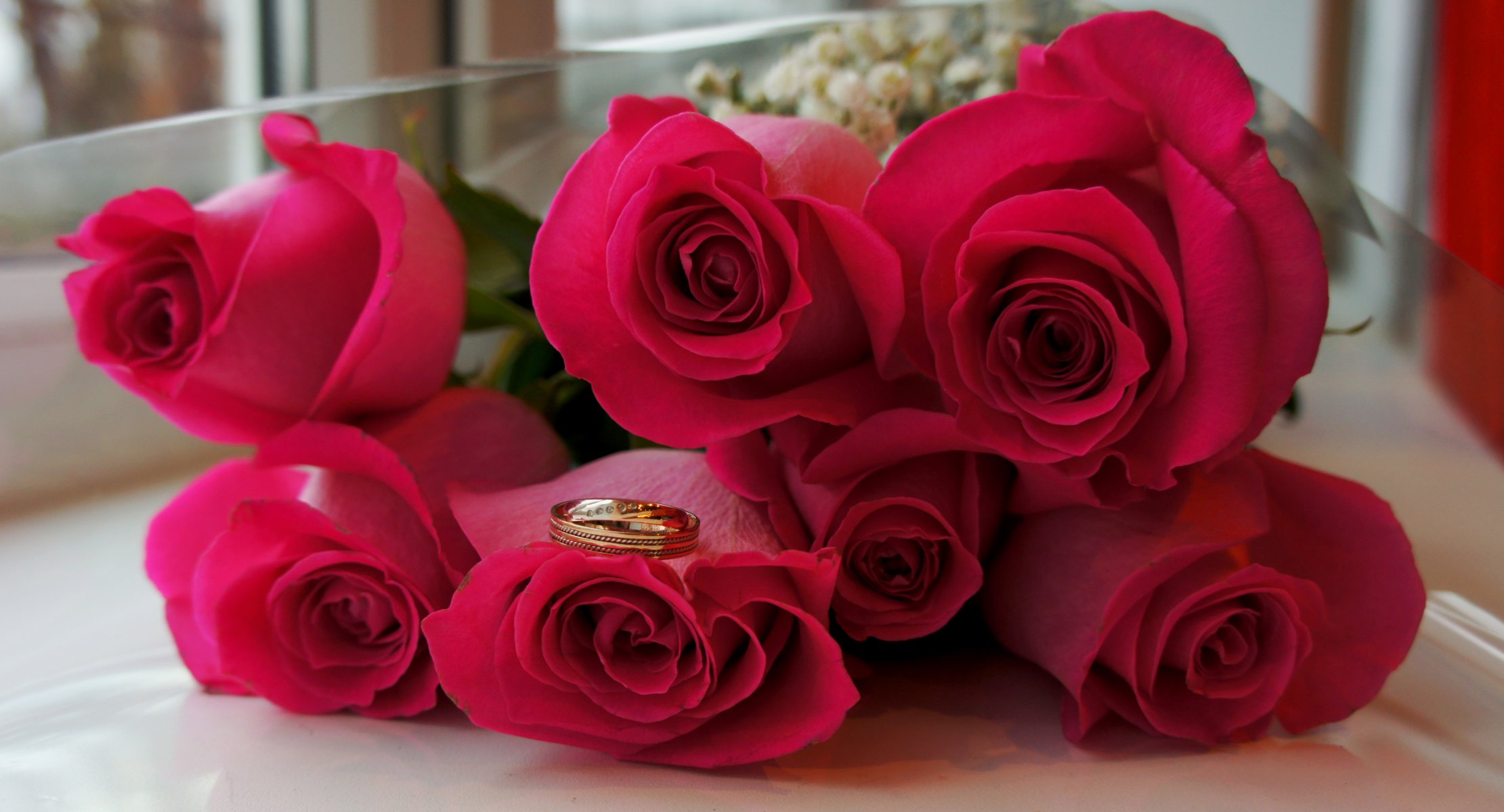 hochzeit blumen ringe rosen blumenstrauß