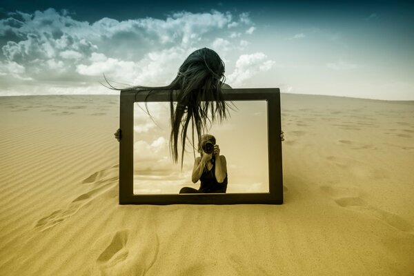 Dziewczyna z lustrem na pustyni fotografowana
