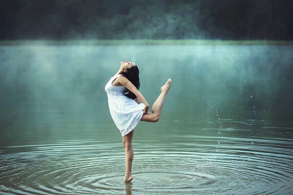 Fille danse dans l eau au milieu du brouillard