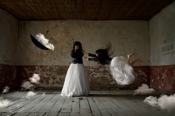 Chicas de arte de fantasía y jugando en el interior con las nubes