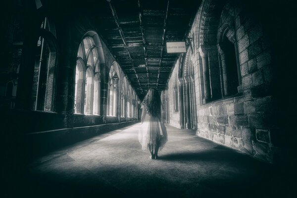 Ragazza fantasma passeggiando in un antico castello