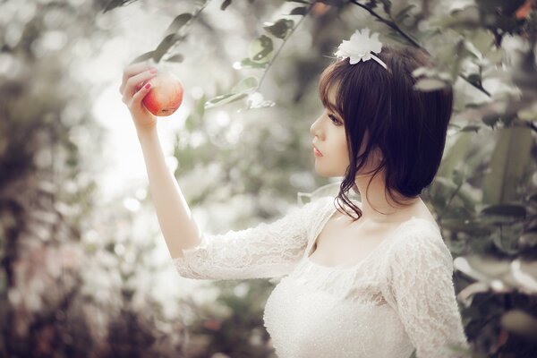 Chica mirando una manzana roja