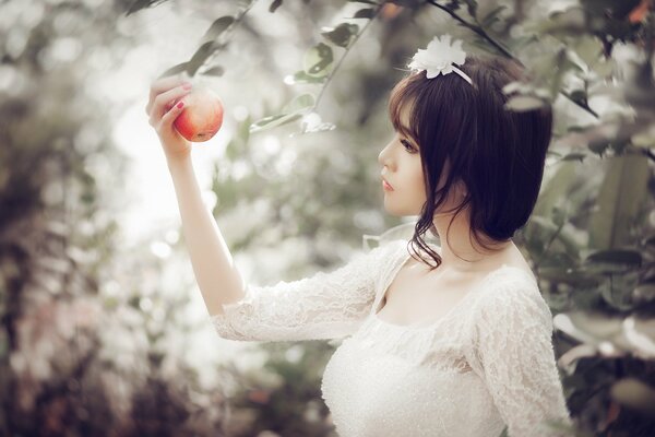 Dziewczyna patrzy na czerwone jabłko