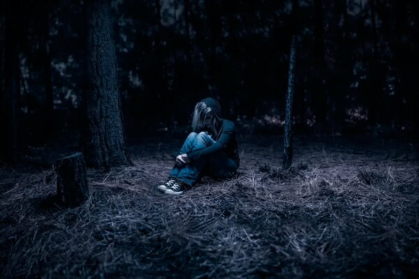 Chica en el bosque de la noche sola