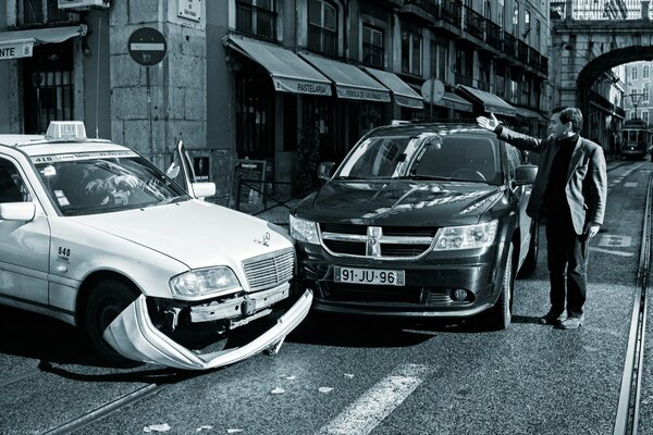 Wypadek w mieście. Taksówka. Wąskie uliczki miasta