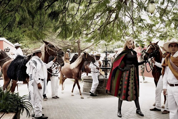 La moda de Karlie Kloss en México con caballos