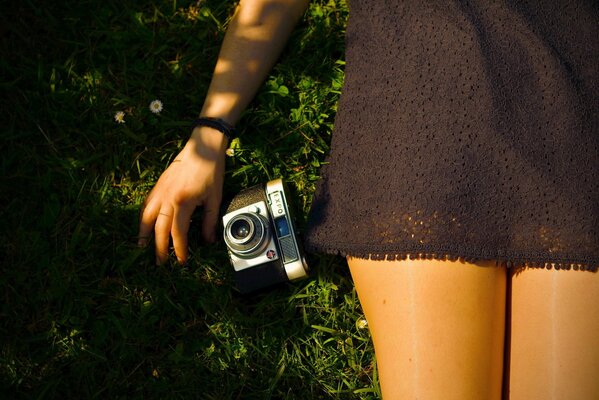 Девушка в коротком платье с фотоаппаратом