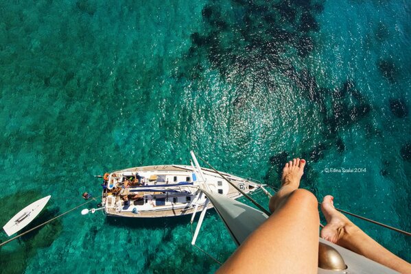 Ragazza Piedi in cima a uno yacht