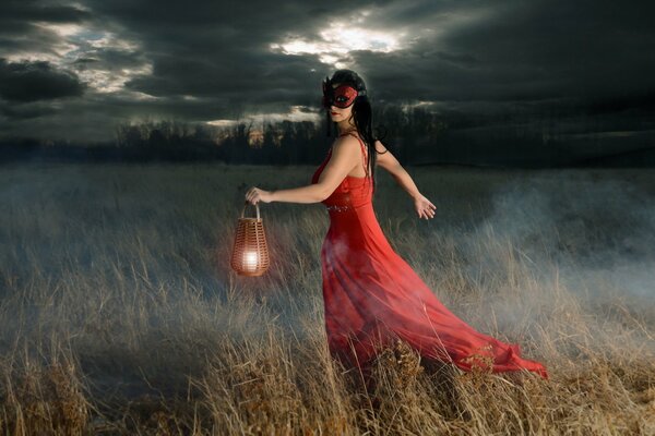 Chica con vestido rojo en el fondo del bosque