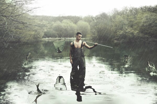 Chico en la Pesca en tiempo de lluvia