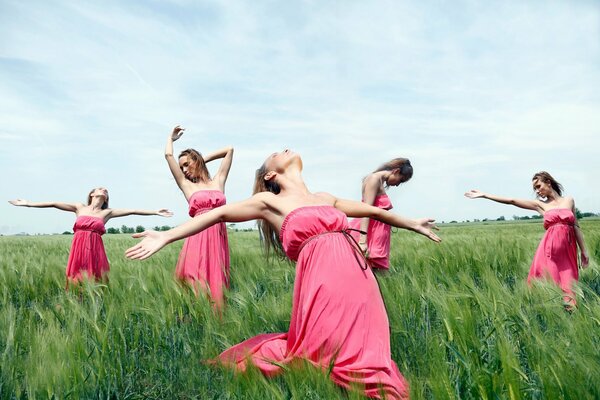 Ragazze in abiti rosa che ballano