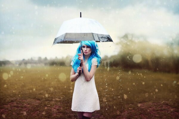 Mädchen mit blauen Haaren unter einem Regenschirm