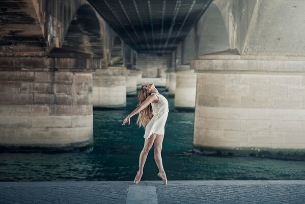 Gracieuse ballerine danse sous le pont