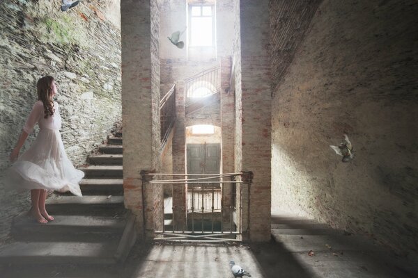 Chica en una casa abandonada