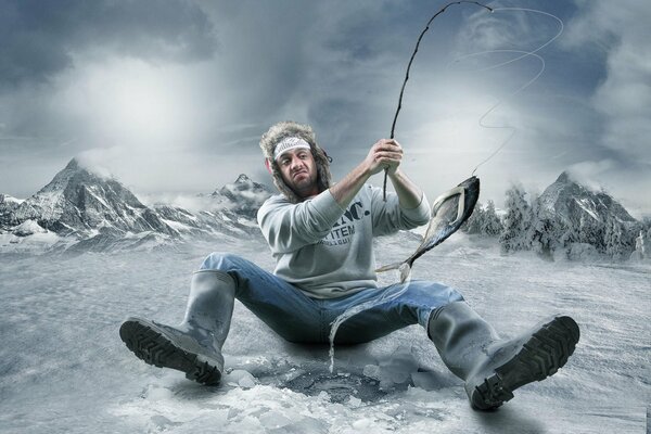 Мужчина ловец рыбы в зимних горах