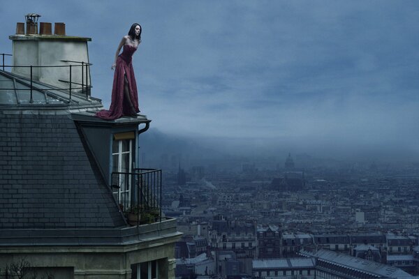 Город, дом крыша, высота красивая девушка в вечернем платье