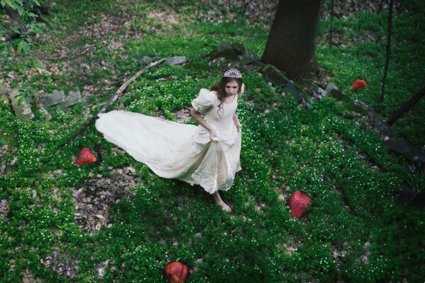 The bride gathers berries in the forest