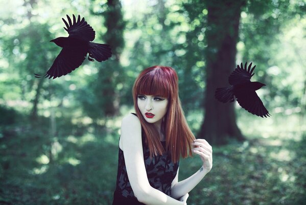 Fille rousse, maquillage lumineux, les corbeaux, forêt