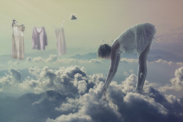 La jeune fille efface le linge dans les nuages