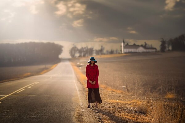 Bella ragazza in cappotto rosso