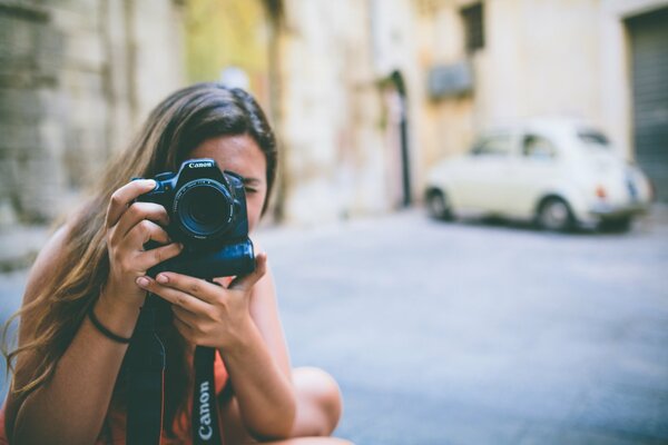 La jeune fille enlève avec un appareil photo