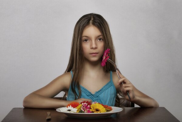 Ragazza che beve il nettare dei fiori