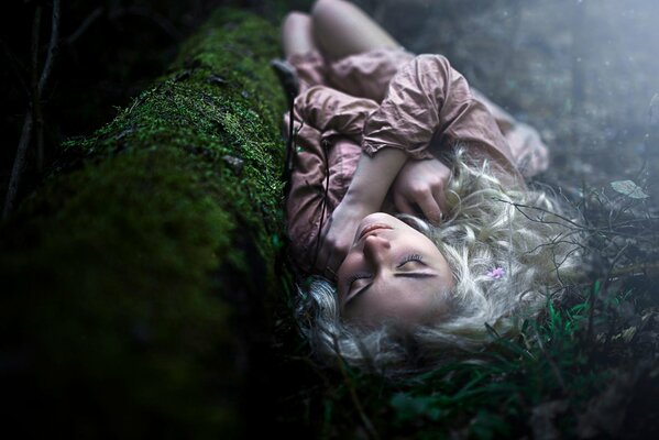 Blonde fille dort dans les bois