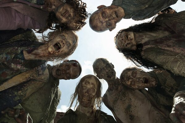 Un grupo de muertos vivientes y zombis