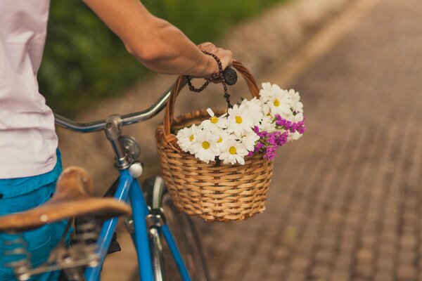 Cesta de flores en el manillar de la bicicleta