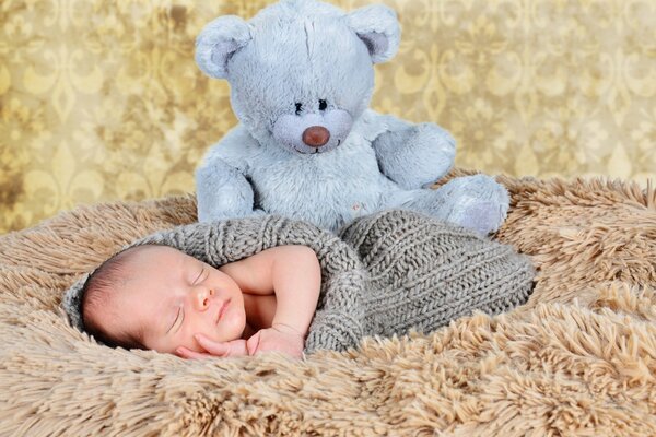 Dulce sueño del bebé guarda un oso de peluche