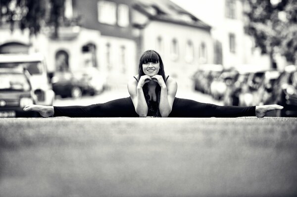 Fille assise sur la ficelle dans la rue