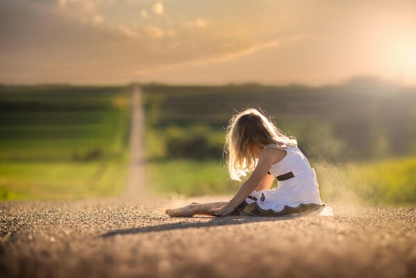 La fille sur la route poussiéreuse